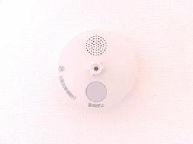 専用部・室内写真 【同仕様写真】全居室に火災警報器を新設。キッチンには熱式、その他のお部屋や階段には煙式のものを設置しました。万が一の火災も大事に至らないように、細かいところまで気を抜かずリフォームする住宅です。