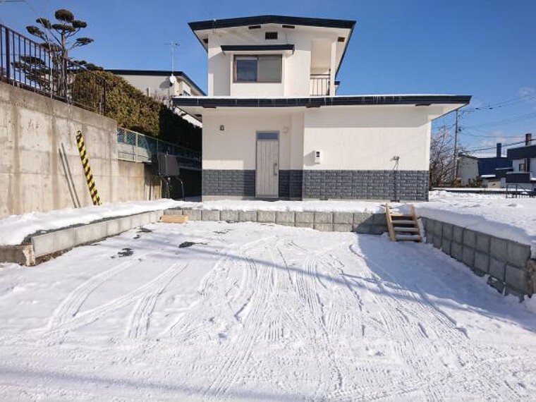 駐車場 【リフォーム後写真】こちらのお庭は一部駐車場整地工事を行いました。2台駐車可能となります。角地に面しておりますのでお車の出入りがしやすいですよ。