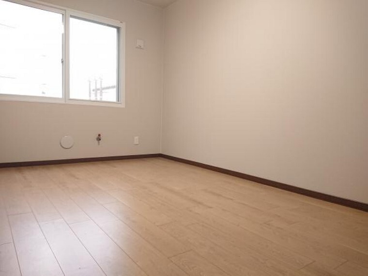 【リフォーム後写真】6.61帖洋室です。こちらも同様にリフォームでフローリングの上張り、建具の交換、クロスの貼替え、照明器具の交換を行いました。