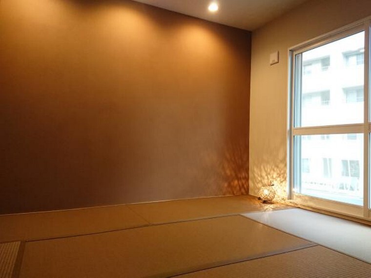【リフォーム後写真】6帖和室です。リフォームでは畳の表替え、クロスの貼替、建具の交換、照明器具の交換を行いました。表替えをすることでイグサの香りに癒されますね。