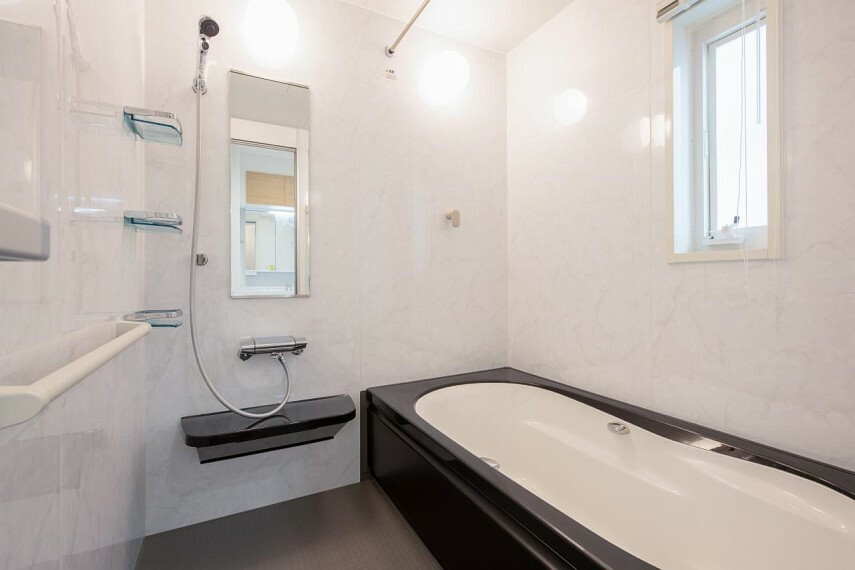 浴室 白の内装に黒の浴槽が映えるおしゃれなバスルームです。