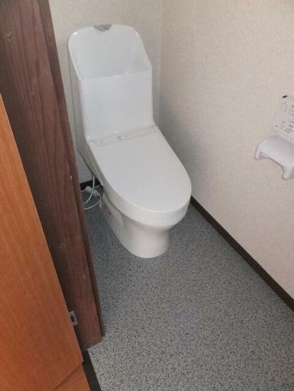 トイレ 温水洗浄便座付きのトイレへ交換しております。