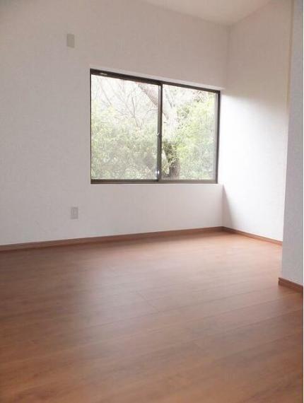 収納 玄関入って目の前には約4~5帖の部屋があり納戸や書斎、趣味部屋にいかがでしょうか。