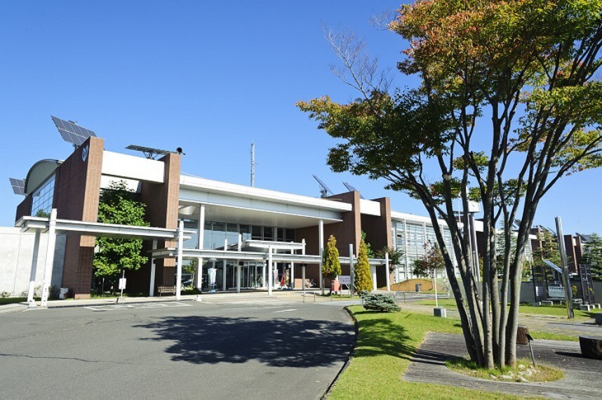 役所 利府町役場 徒歩11分(約860m)庁舎と町民交流館が複合した県内でも前例のない施設です。
