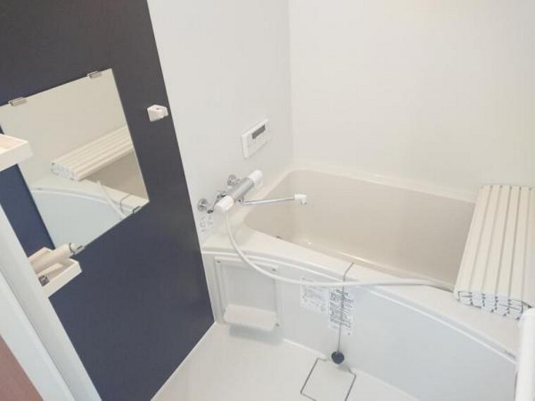 専用部・室内写真 【浴室】脱衣場は拡張し、0.75坪のお風呂に新品交換しました。コンパクトなサイズですのでお湯の節約もできますね。
