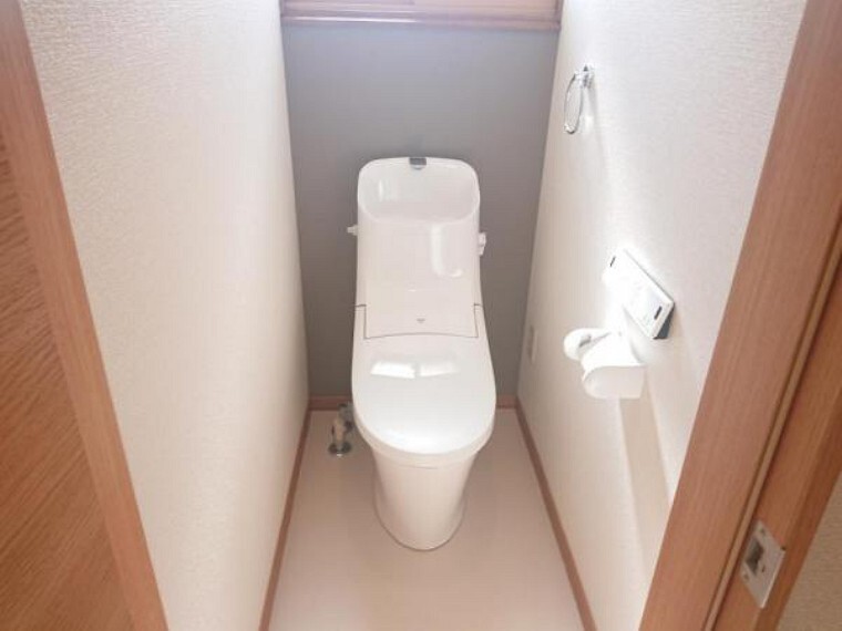 専用部・室内写真 【トイレ】トイレは便器ごと新品交換致しました。便座も温度調整が出来るので、寒い冬でも安心して利用できます。直接肌に触れる部分なので、新品だと嬉しいですね。