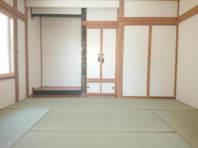 【リフォーム済】6畳和室です。畳は表替えを行いました。壁紙クロスは張替しました。リビングに隣接しているので急な来客など使い勝手が良いですね。