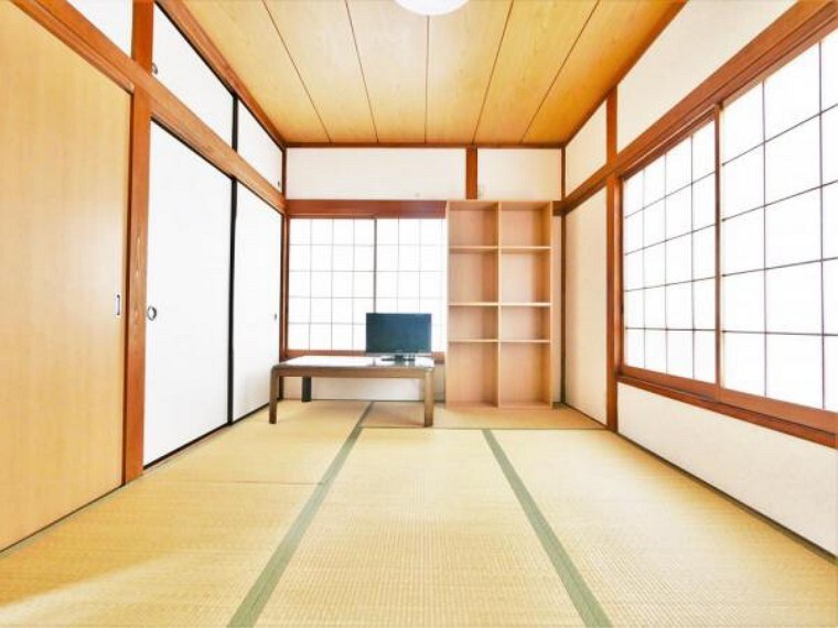 【洋室】2面採光の明るい居室 収納も完備