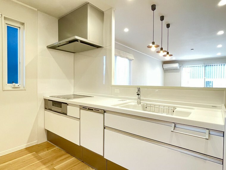 キッチン 319号地　ホワイトのキッチンは一層清潔感を感じさせます（2022年1月撮影）