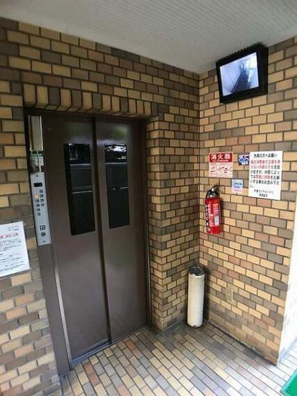 ロビー エレベーター完備!防犯カメラ付です!