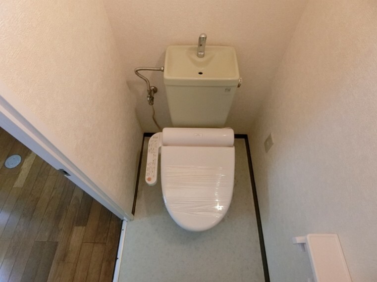 トイレ 快適な温水洗浄便座付きのトイレです。