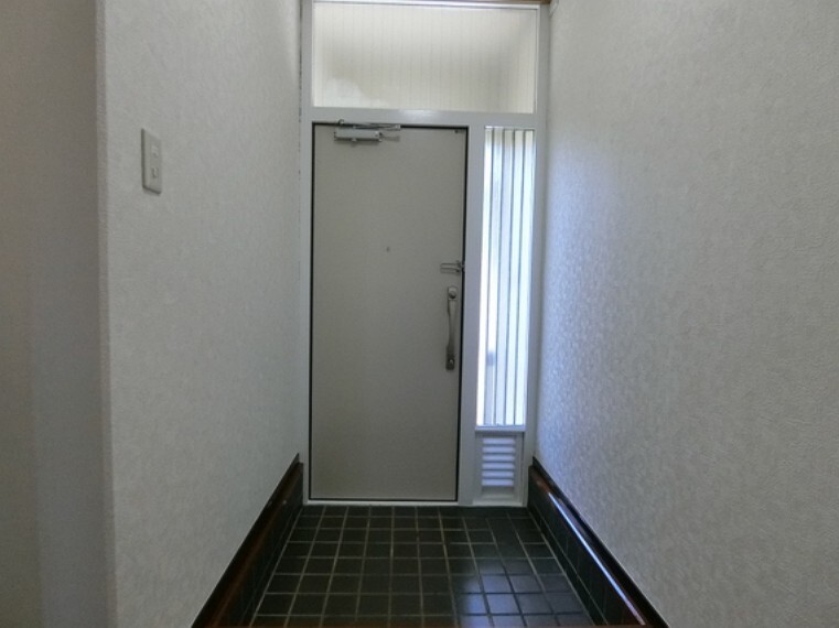 玄関 玄関には柔らかい光が差し込みます。