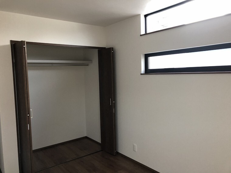 洋室 明るい日差しがたっぷり入る居室は、お子様のお部屋としてもぴったりですね。全居室に収納スペースがありますので、お部屋をすっきり、広々とお使いいただけます。