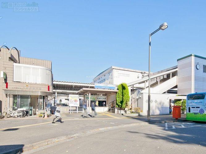 小平駅(西武 新宿線) 徒歩20分。 新宿線と拝島線が乗り入れている。拝島線は当駅が起点である。南口側に商業施設が多く立地し、ルネ小平はコンサートの他に成人式も行われる市民に親しまれるホール