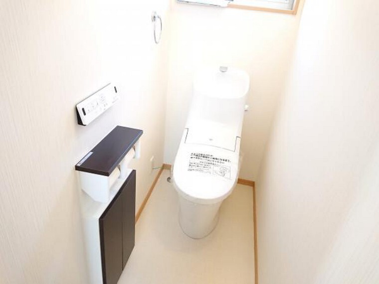 トイレ 【リフォーム済】トイレ LIXIL製のトイレに新品交換しました。壁・天井のクロス、床のクッションフロアを張替えました。毎日家族が使う場所なので、清潔感のある空間に仕上げました。