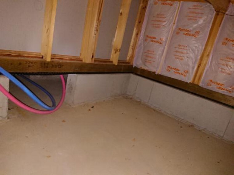 構造・工法・仕様 中古住宅の3大リスクである、雨漏り、主要構造部分の欠陥や腐食、給排水管の漏水や故障を2年間保証します。その前提で床下まで確認の上でリフォームし、シロアリの被害調査と防除工事もおこないました。