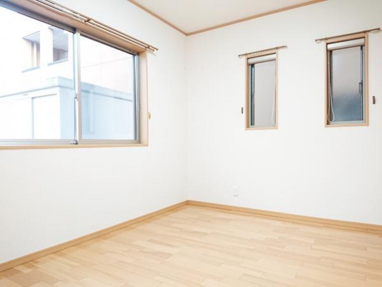 【リフォーム済】 1階6帖洋室 床クリーニング、壁・天井クロス張替、照明器具交換、火災警報器設置。 室内には2面の窓があり明るく広々とした印象のお部屋。ご夫婦の寝室にいかがですか。