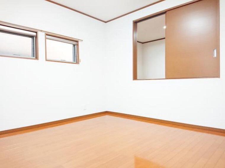 【リフォーム済】 2階西側7帖洋室(別角度) 床クリーニング、壁・天井クロス張替、照明器具交換、火災警報器設置。 2面採光の明るいお部屋です。子供部屋にいかがですか。