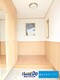 玄関 上質感漂う玄関と廊下。居住者の帰り、訪れる方を優しく迎える生活空間を予感させてくれます