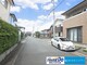 外観・現況 街並みの整った優雅さ漂う閑静な住宅街です。前面道路も広々としているので車の出し入れも安心。
