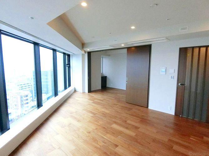 居間・リビング 扉を閉めて1つの部屋として使うのも良し、開放して広くお使いいただくことも可能です