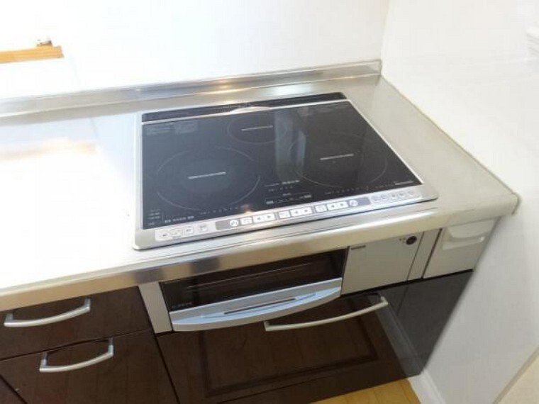 キッチン IHクッキングヒーター。お掃除もしやすいですね。