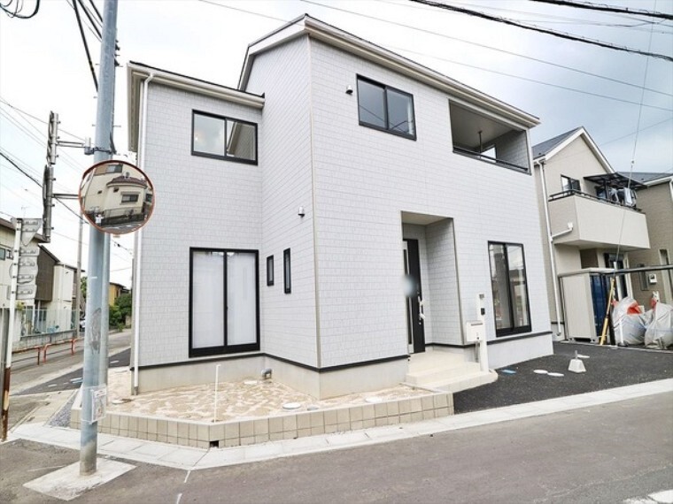 現況外観写真 各居室、収納たっぷりあります! 角地につき開放感があります。 カースペース2台分あり。