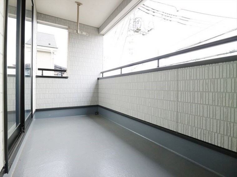 バルコニー 屋根付きインナーバルコニーは、 雨の日でもお洗濯可能です。