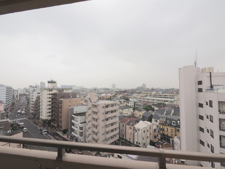 バルコニー バルコニーからの眺望。前面に高い建物が無く、晴れた日には青空が広がります