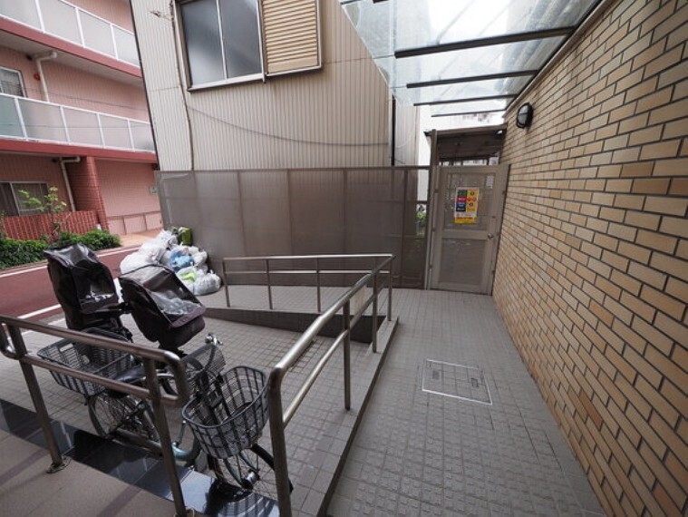 エントランスホール スロープが設計されたエントランス。車いすやベビーカーの移動も安全です