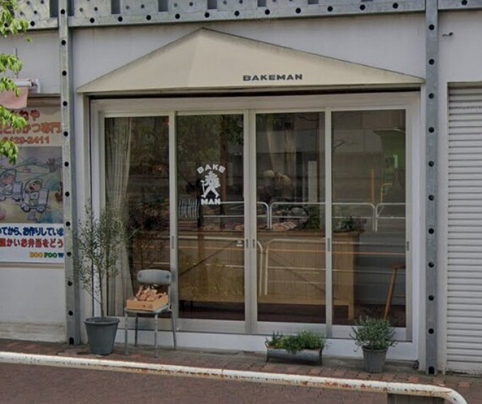 様々なパンが並ぶベーカリー