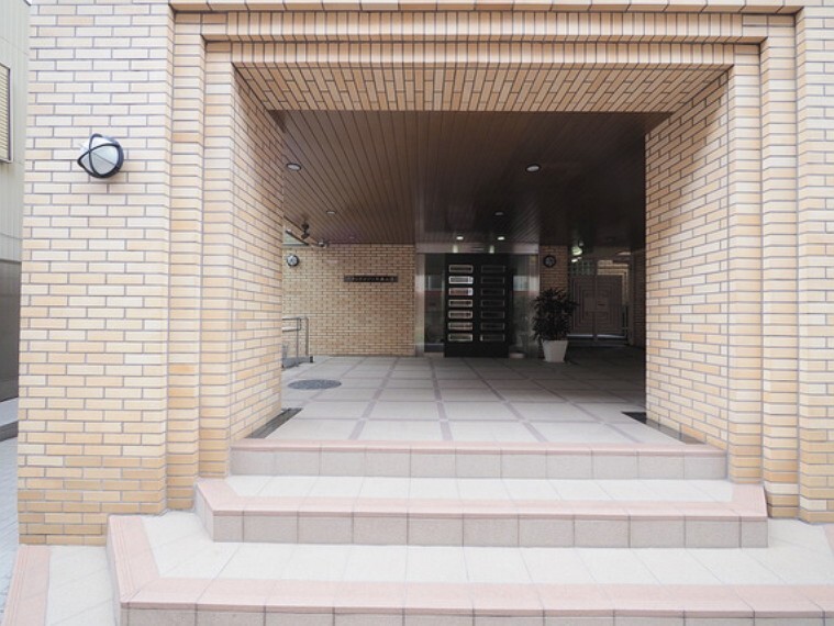 外観写真 外壁タイル貼りの新耐震基準適合マンションです