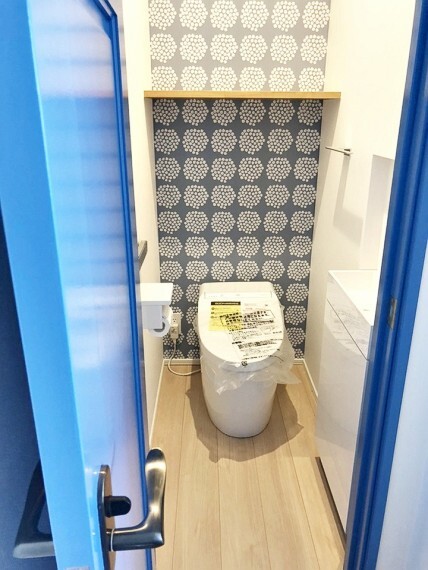 トイレ 2階のお手洗いは壁紙や建具に北欧デザインがあしらわれております。カウンターや棚も備えられ、実用性も充分!