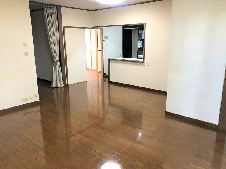 居間・リビング LDKは隣接する和室と合わせると約24.5帖の広々空間