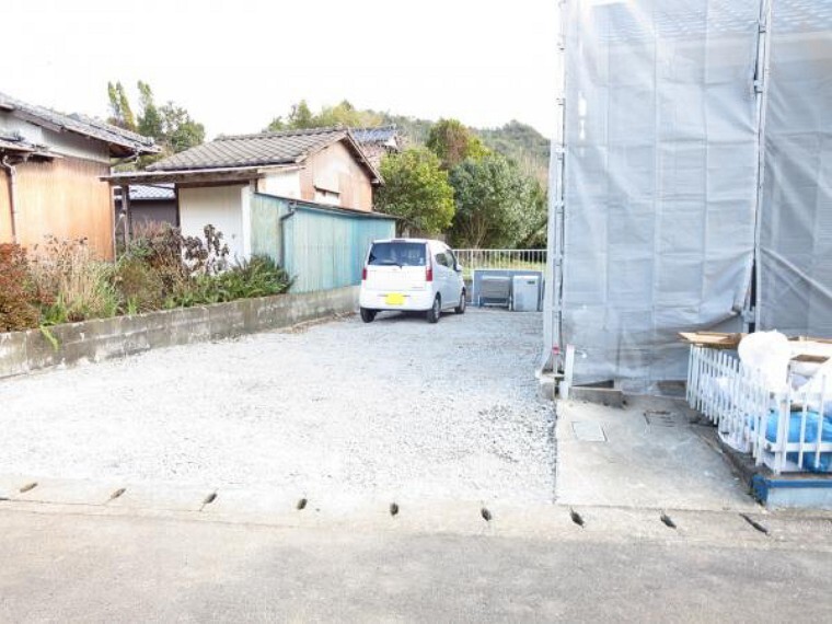 外観写真 【リフォーム中】前面道路は約4.5m、角地で解放感があります。倉庫を解体して駐車スペース3台を確保します。