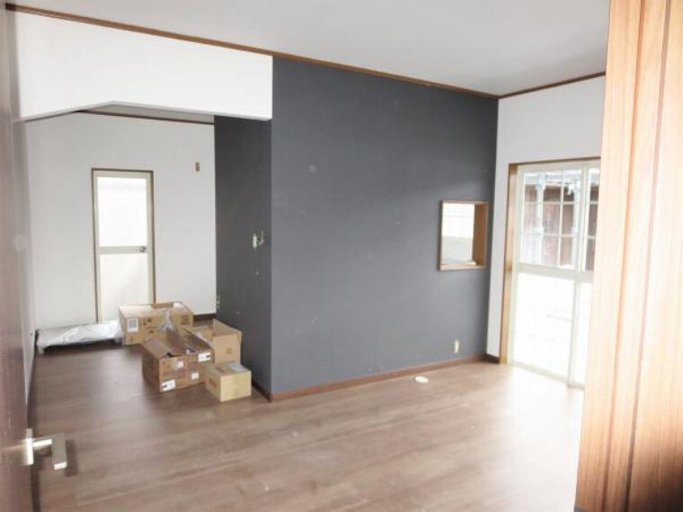 居間・リビング 【リフォーム中】リビング施工中。リビング入り口の建具は交換、キッチンの間仕切りは開口を広げて家族が見えるように仕上げます。床・壁・天井は張り直して気持ち良くくつろげます。