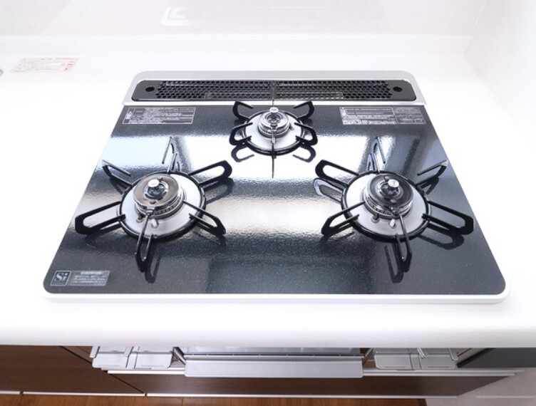 キッチン 使い勝手の良い3口コンロでございます。
