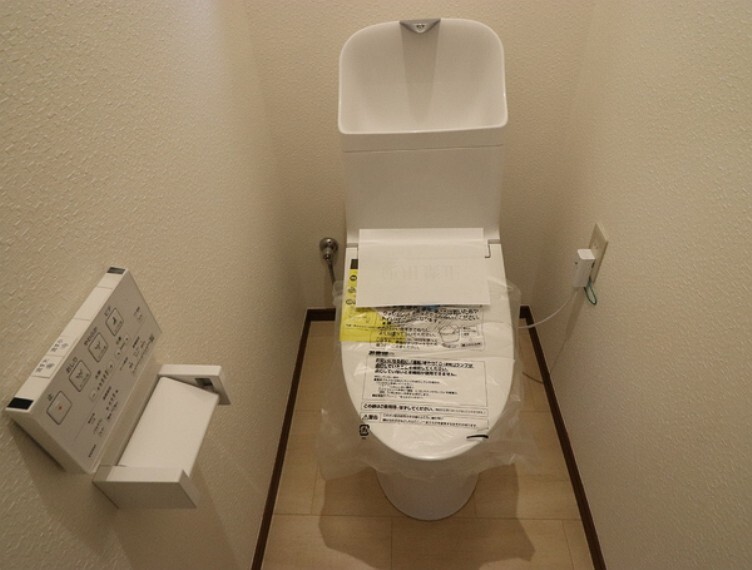 トイレ トイレには快適な温水洗浄便座付で、温水によって洗浄する機能を持った便座であり、清潔に保ちます。お手入れも簡単になりました。