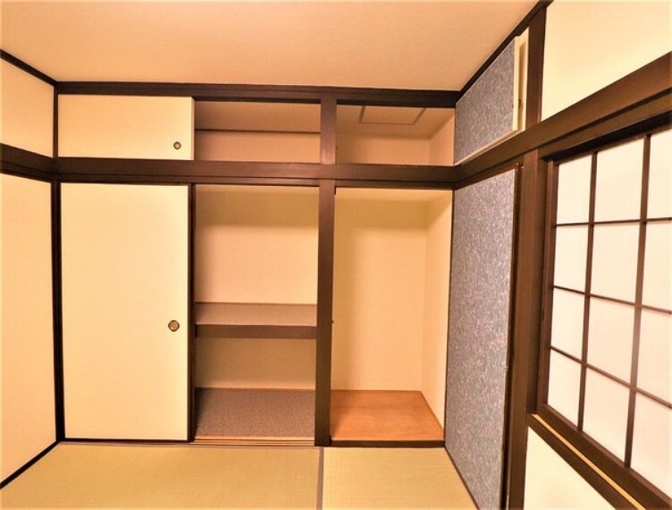 和室 採光の良い和室はのんびりと寛げる空間でございます。