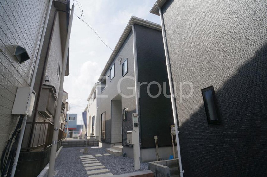 現況外観写真 シンプルで落ち着きのある建物は住むかたの個性でオリジナルなものになっていきます。