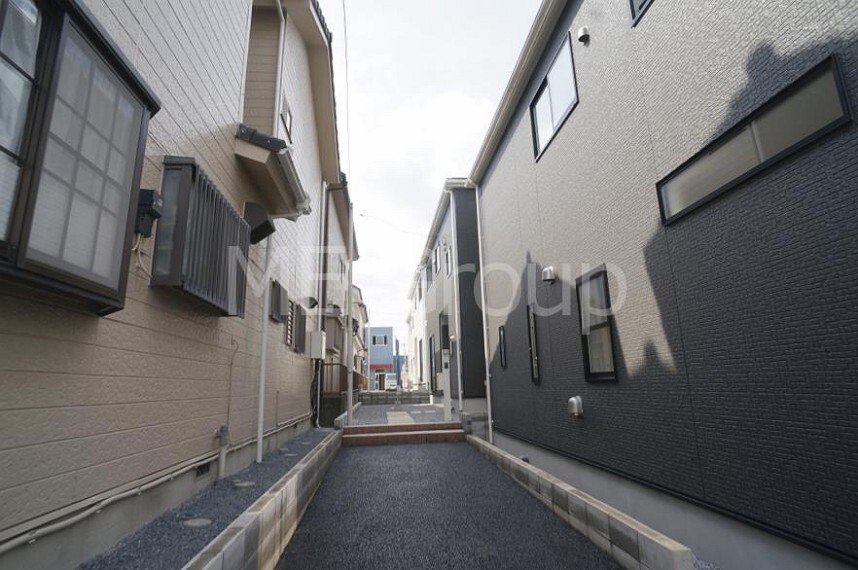 現況外観写真 奥まった敷地でプライバシーが守られやすい立地