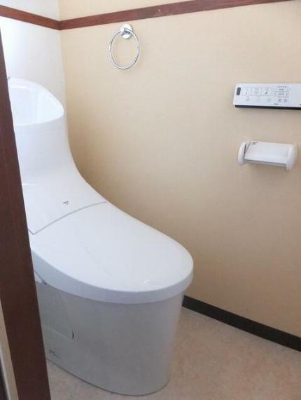トイレ 温水洗浄便座付きのトイレへ交換しております。