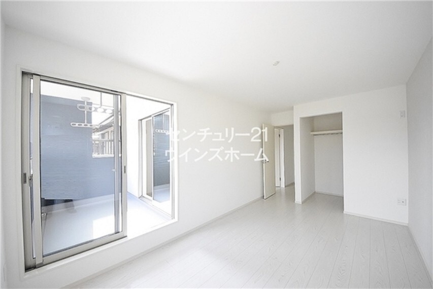寝室 ベッドも置けちゃうゆとりの寝室で、ご夫婦のびのびとした日々を快適に。7.8帖超の広さとなりました。