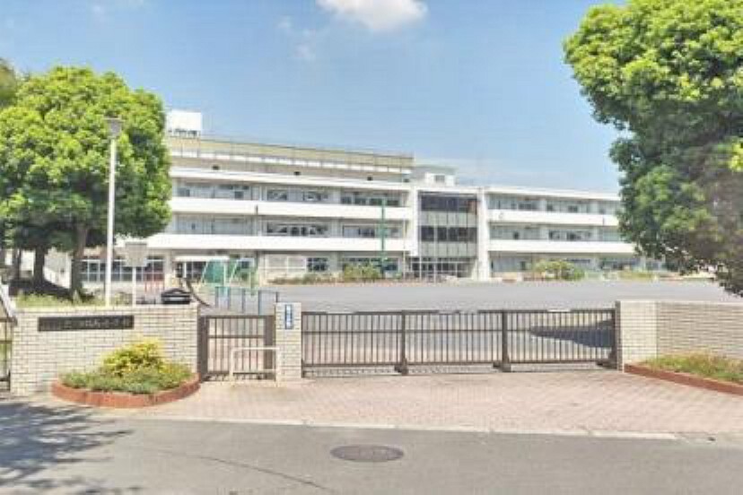 小学校 横浜市立六つ川西小学校 教育目標:子ども同士が共に考え、共に汗を流し、共に問題を解決する「共に育つ」ことを大切にした教育活動を行っています。
