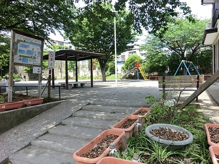 公園 別所中里台公園 木々が沢山あるため、夏は木陰ができてあそびやすそうです。広場もそこそこ広いので、ボール遊びや自転車練習をしてるようです。