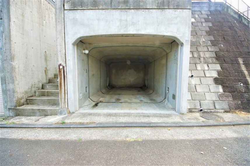 駐車場 大切なお車を風雨から守る駐車場。