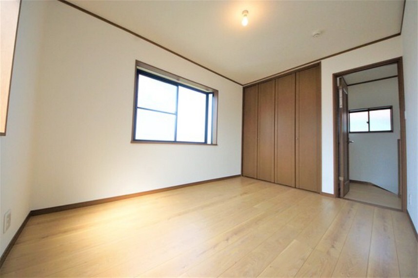 子供部屋 明るい陽の差す居室。子供部屋にもちょうど良さそうですね。