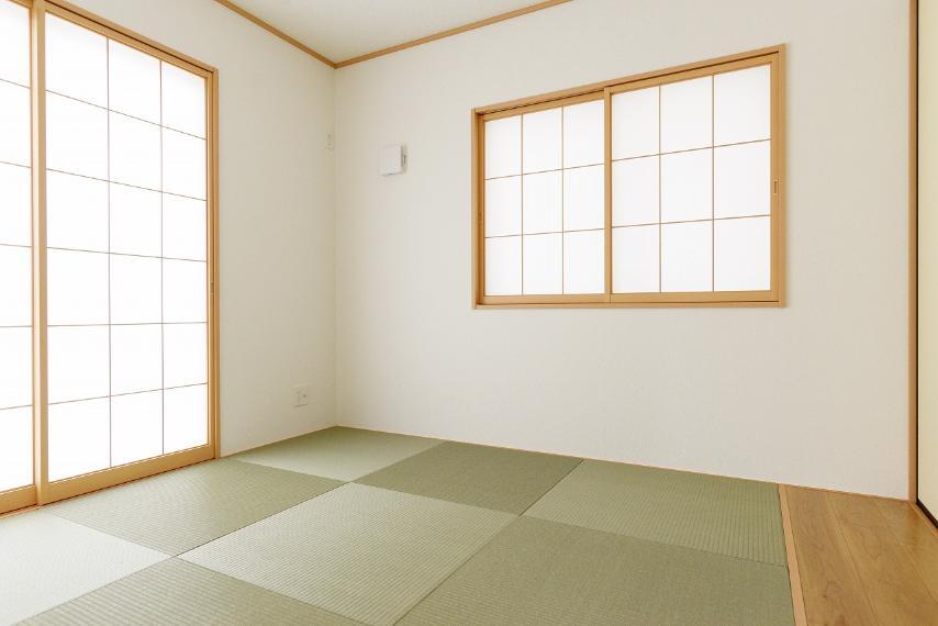 和室 2面採光で明るい和室。収納付きです。