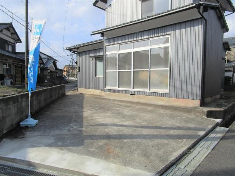 【リフォーム済】表面の駐車場と合わせて4台駐車が可能です。