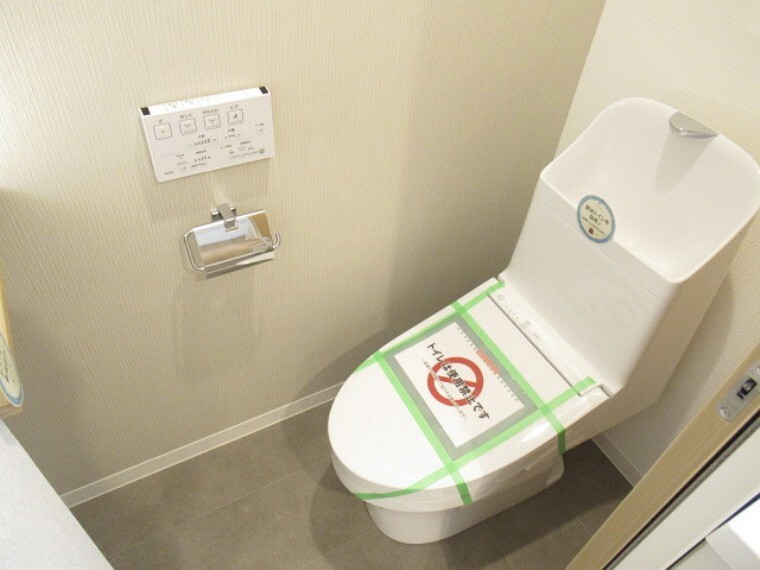 トイレ 上部に収納棚があり、トイレットペーパーや掃除用具をスッキリ収納できます!
